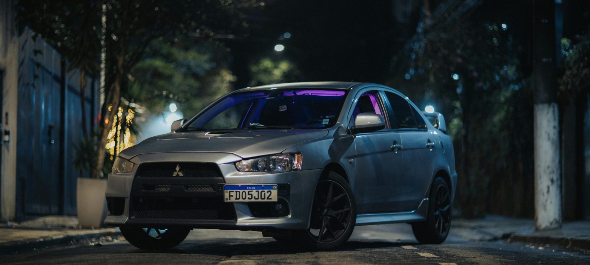 A silver Mitsubishi Lancer by Metheus Bertelli